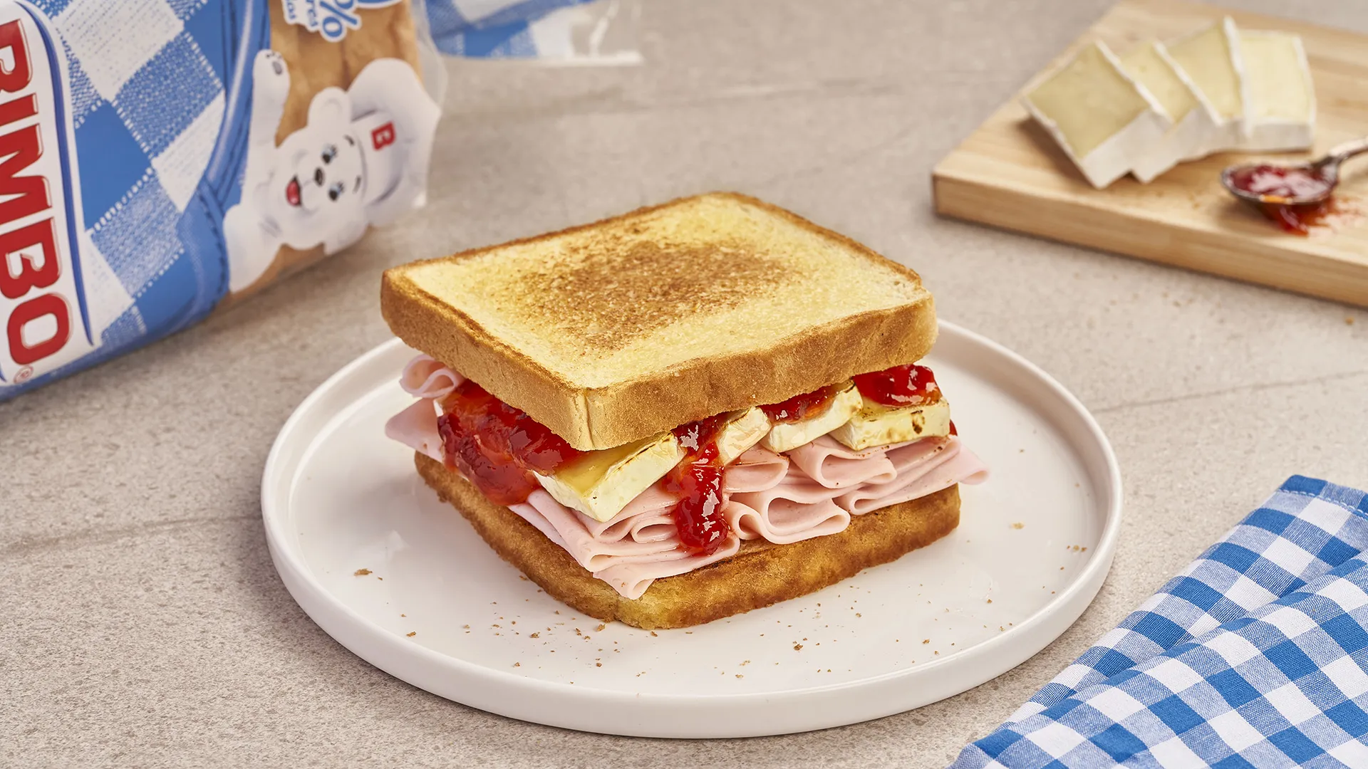 Sanduíche de peito de peru, com queijo brie derretido e compota