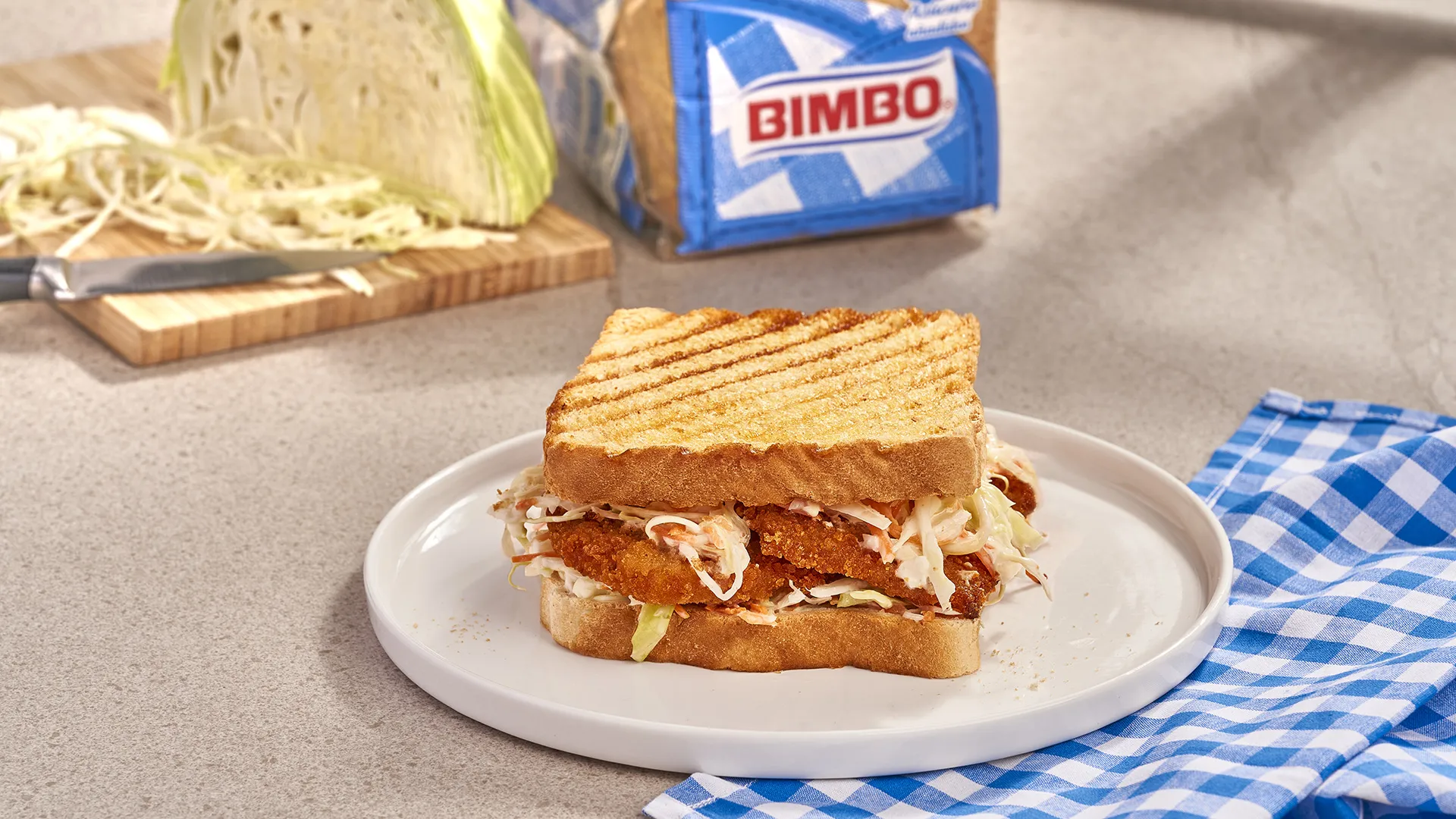 Sanduíche de frango crocante com salada de couve