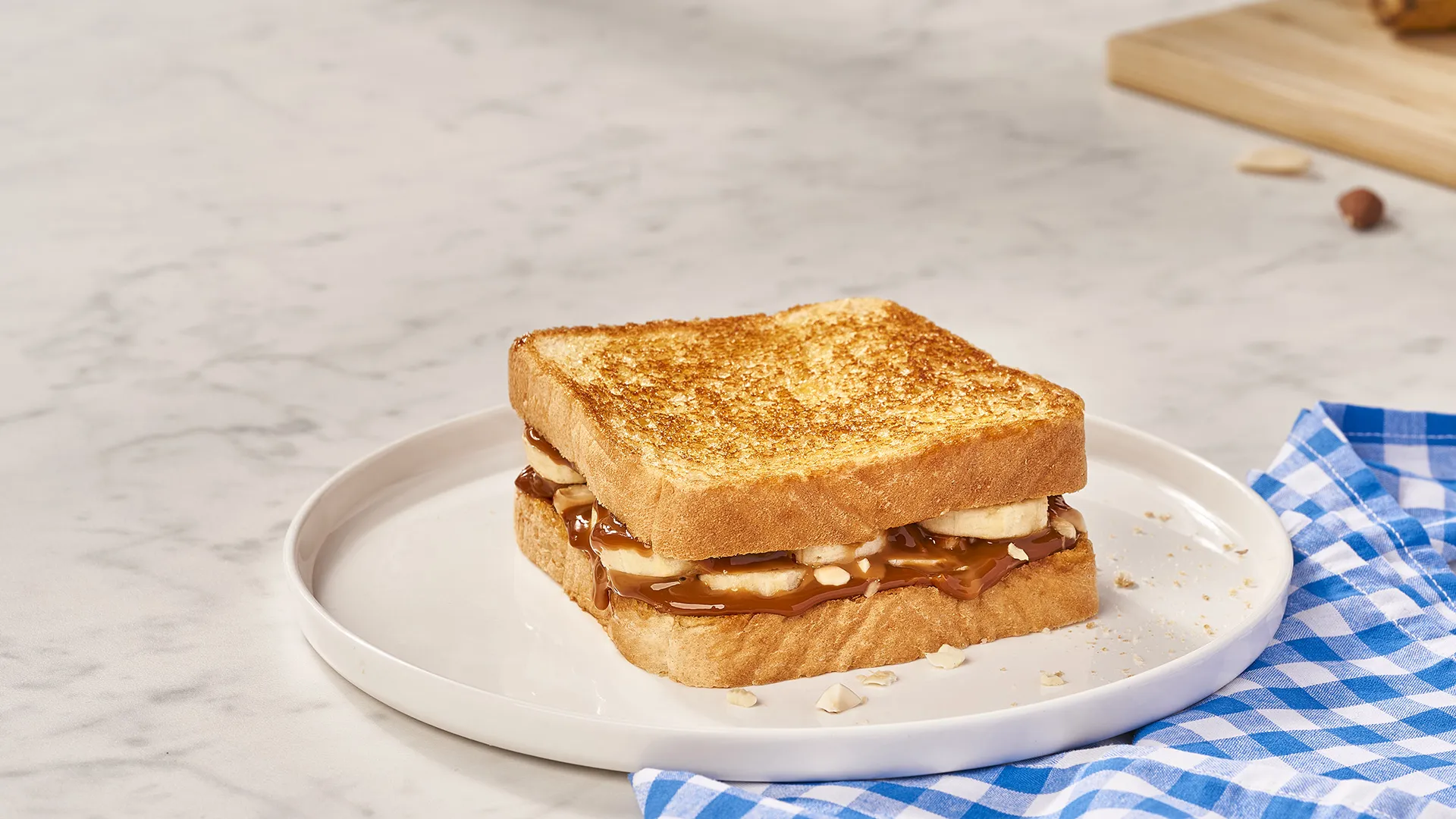 Sanduíche de doce de leite, banana e amêndoa