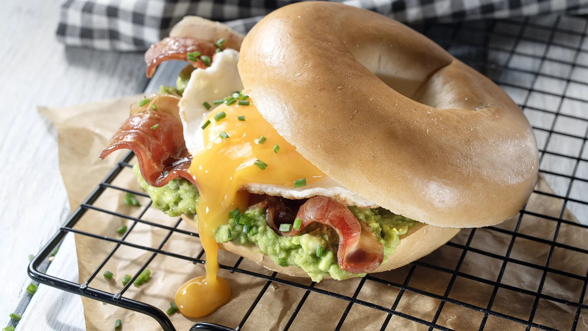 Bagel de pasta de abacate com bacon e ovo